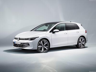Volkswagen Golf 9: in arrivo la prima versione ibrida HEV per sfidare la Toyota Corolla