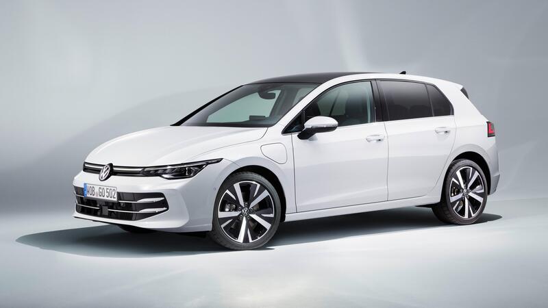 Volkswagen Golf 9: in arrivo la prima versione ibrida HEV per sfidare la Toyota Corolla