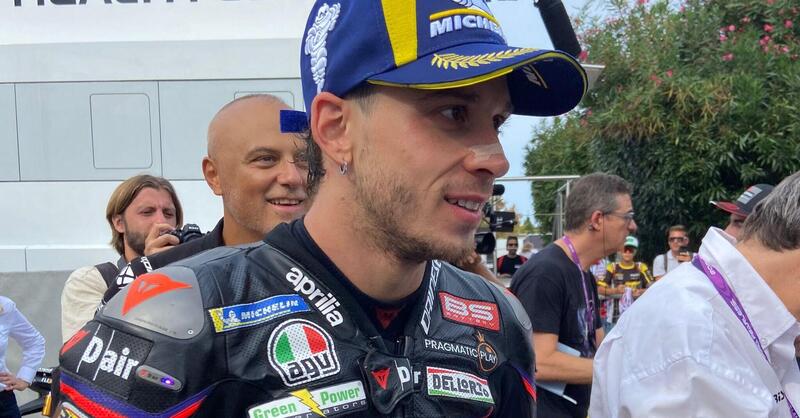 MotoGP 2025. GP di San Marino. Marco Bezzecchi stringe la mano a Marc Marquez: &quot;Non &egrave; mai bello quando un tuo rivale cade&quot;