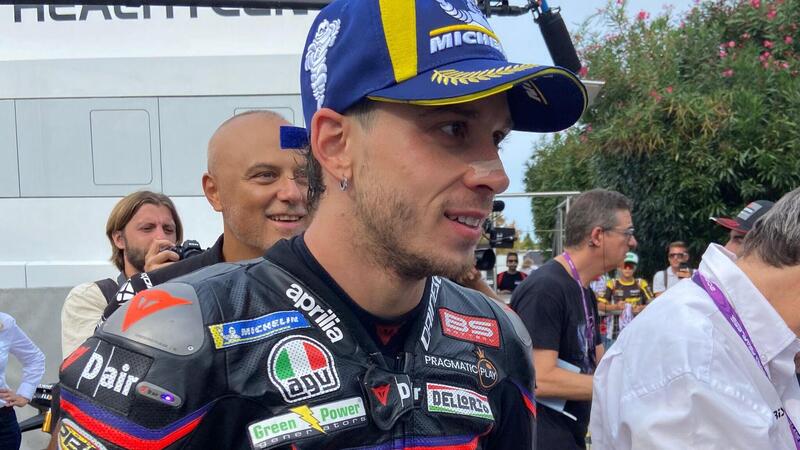 MotoGP 2025. GP di San Marino. Marco Bezzecchi stringe la mano a Marc Marquez: &quot;Non &egrave; mai bello quando un tuo rivale cade&quot;