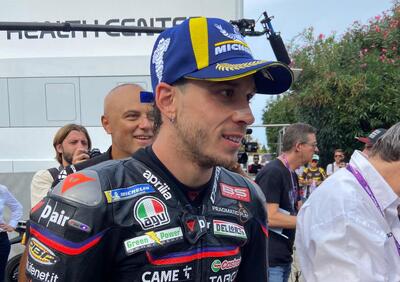 MotoGP 2025. GP di San Marino. Marco Bezzecchi stringe la mano a Marc Marquez: Non è mai bello quando un tuo rivale cade