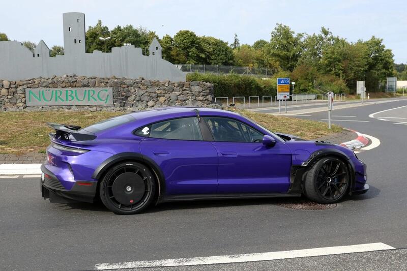 La Taycan GT4 RS nei dintorni del Nordschleife