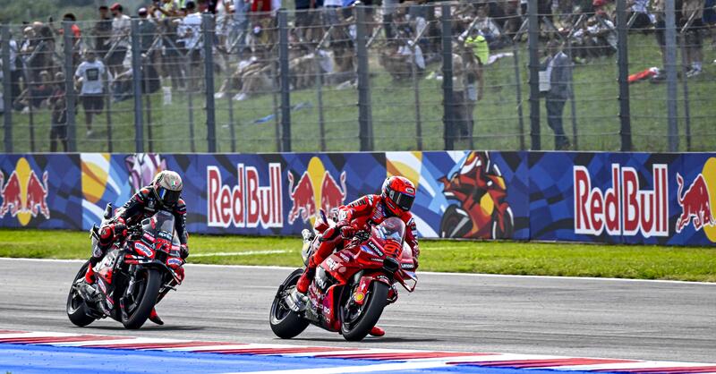 MotoGP 2025. GP di San Marino. Marc Marquez piega un grande Marco Bezzecchi e vince! Caduto Pecco Bagnaia [RISULTATI]