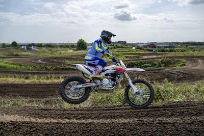 Yamaha YZ450 F 2026: silenziosa ed efficace proprio come un samurai giapponese [VIDEO]