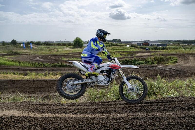 Yamaha YZ450 F 2026: silenziosa ed efficace proprio come un samurai giapponese [VIDEO]