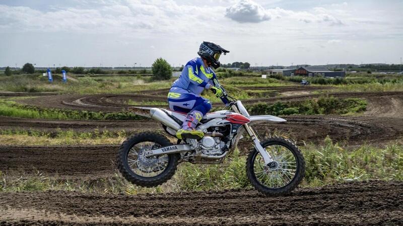 Yamaha YZ450 F 2026: silenziosa ed efficace proprio come un samurai giapponese [VIDEO]