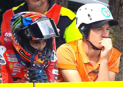 MotoGP 2025. GP di San Marino. Pecco Bagnaia chiuso nel box per ore: La soluzione mi sembra ancora lontana. Appena ho provato a fare di più sono caduto [VIDEO]