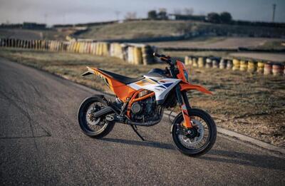 KTM 390 SMC R, la videoscheda tecnica: tutto quello che c'&egrave; da sapere [VIDEO]