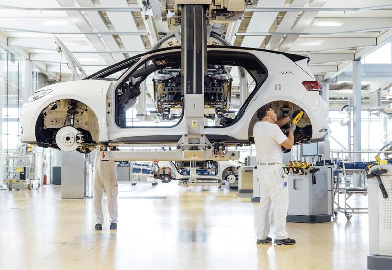 Volkswagen rinvia la Golf elettrica: i tagli ai costi frenano la trasformazione di Wolfsburg