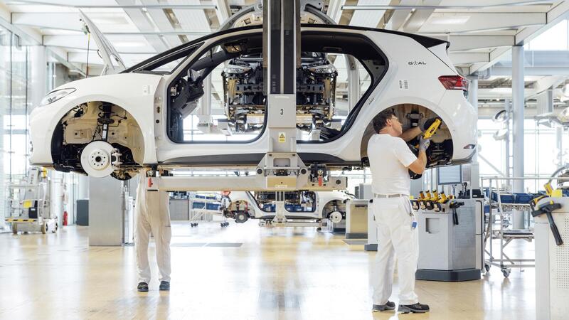 Volkswagen rinvia la Golf elettrica: i tagli ai costi frenano la trasformazione di Wolfsburg