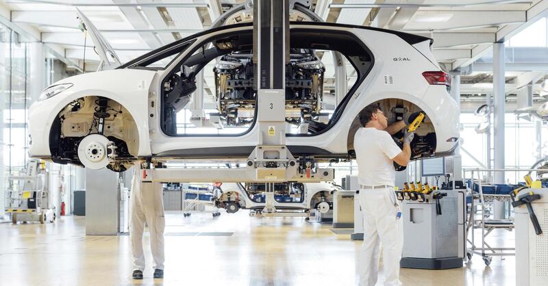 Volkswagen rinvia la Golf elettrica: i tagli ai costi frenano la trasformazione di Wolfsburg