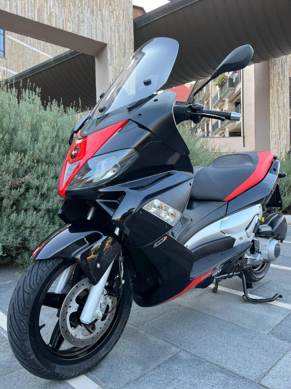Aprilia SR Max 300 (2011 - 16) (2)