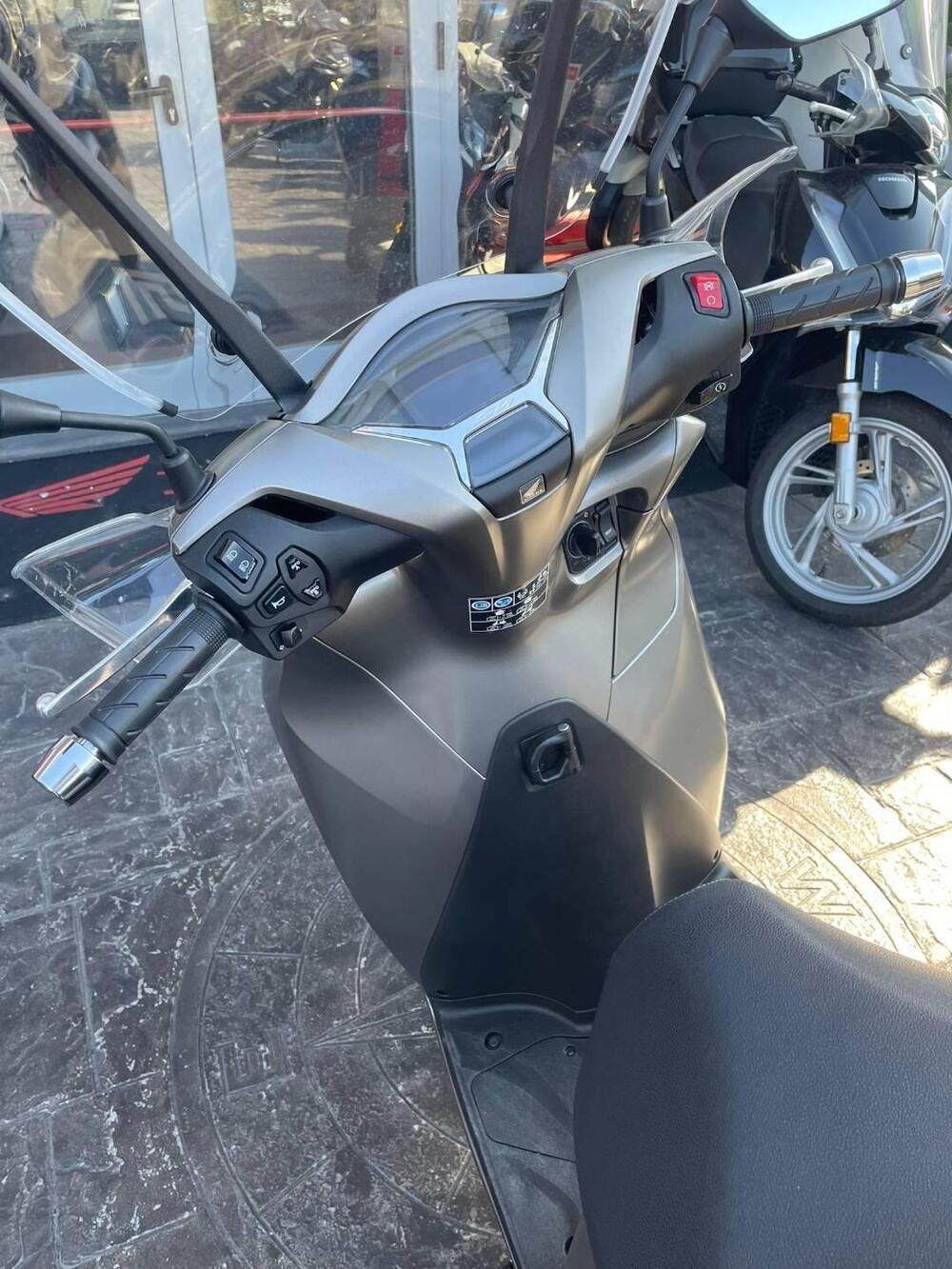 Honda SH 350 (2021 - 24) (7)