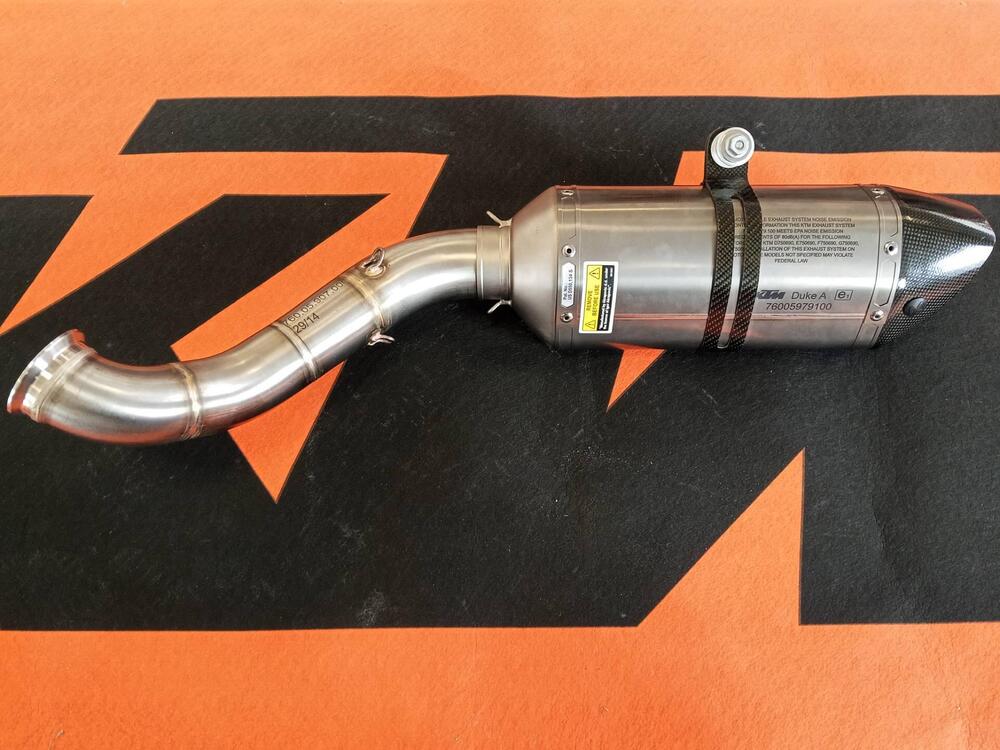 AKRAPOVIC PER 690 DUKE (2)