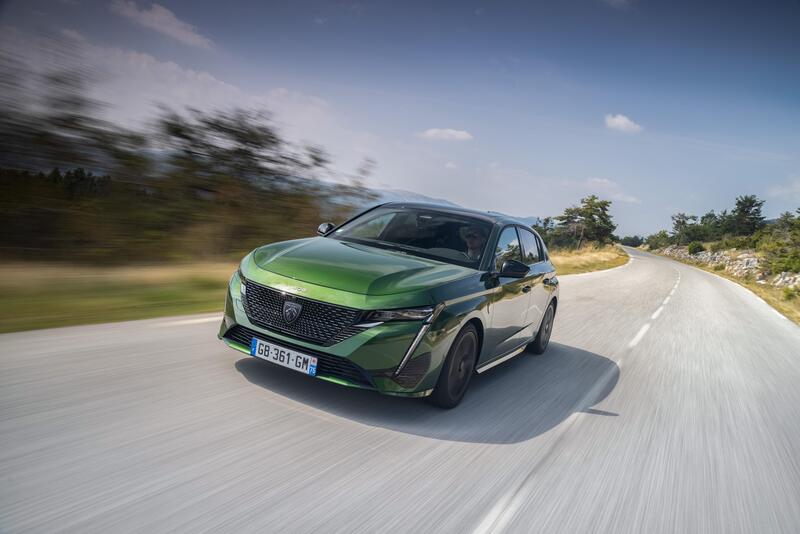 Peugeot avr&agrave; un nuovo motore ibrido dal 2028: Stellantis punta sul 1.2 PureTech HEV