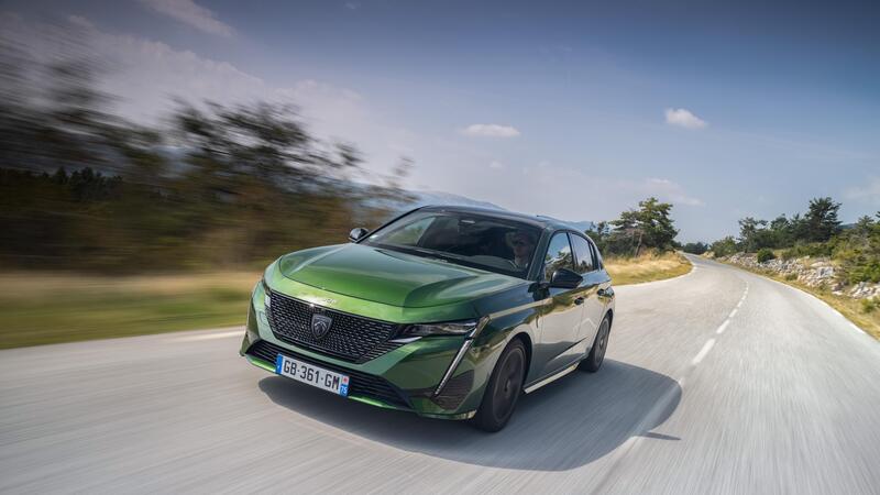 Peugeot avr&agrave; un nuovo motore ibrido dal 2028: Stellantis punta sul 1.2 PureTech HEV