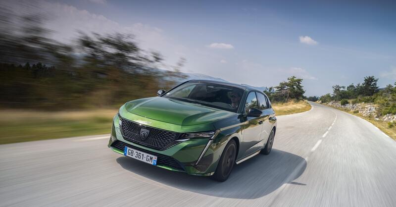 Peugeot avr&agrave; un nuovo motore ibrido dal 2028: Stellantis punta sul 1.2 PureTech HEV