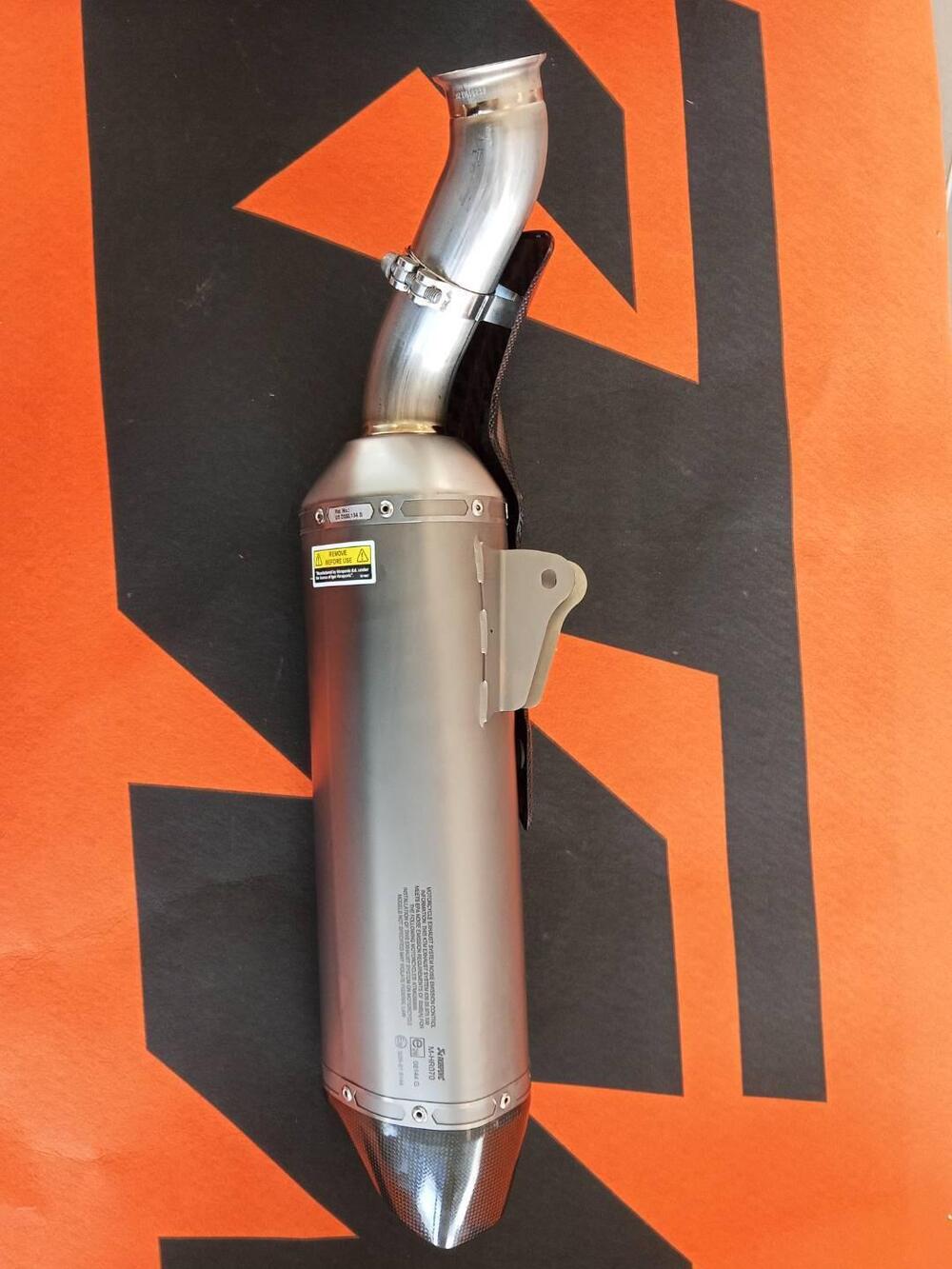 AKRAPOVIC 790-890 DUKE (2)