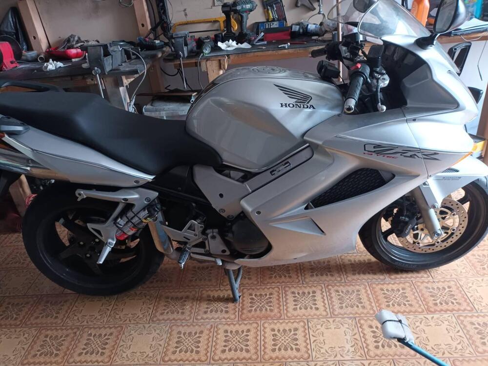 Honda VFR 800 (2002 - 05) (6)