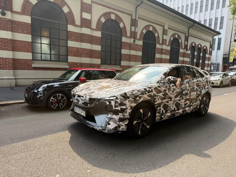 La Mazda EZ60 camuffata, fotografata per le vie di Milano