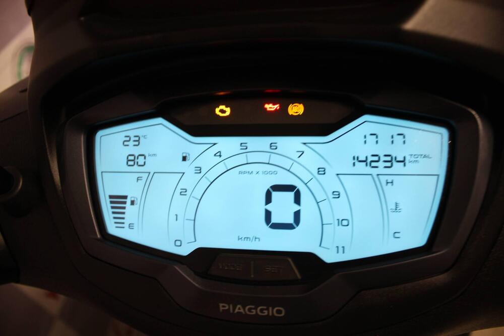 Piaggio Beverly 300 ABS-ASR (2021 - 25) (2)