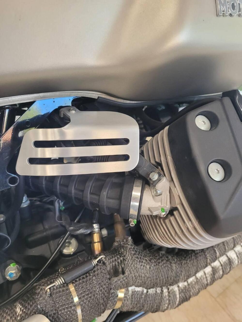 Moto Guzzi V7 II Stone (2015 - 17) (9)