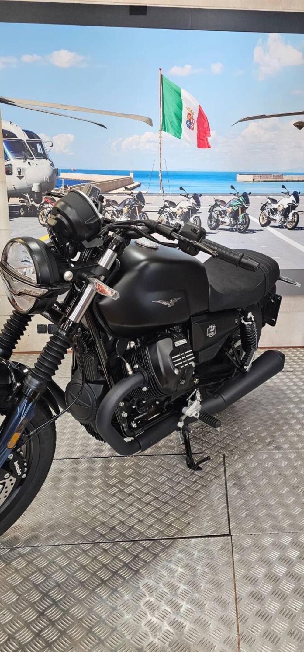 Moto Guzzi V7 Stone (2021 - 24)