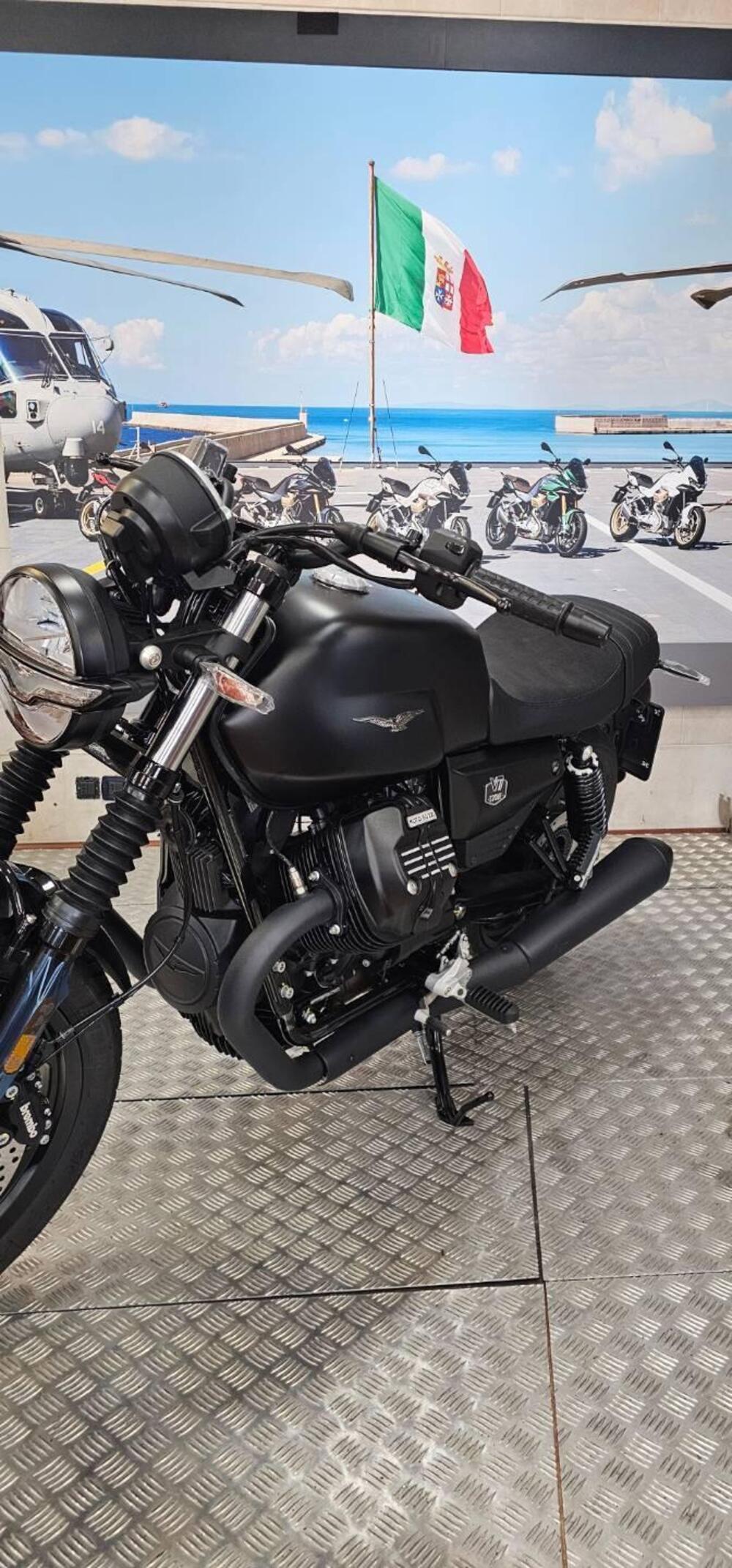 Moto Guzzi V7 Stone (2021 - 24) (2)