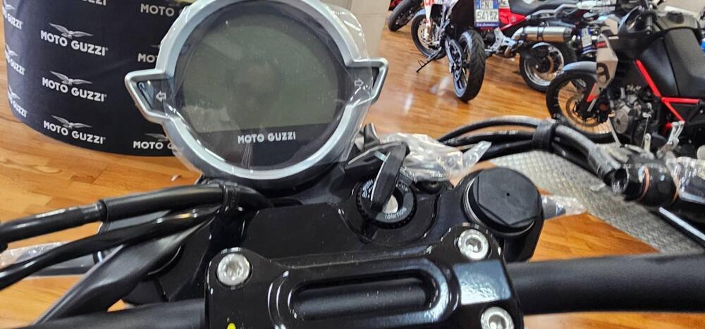 Moto Guzzi V7 Stone (2021 - 24) (6)