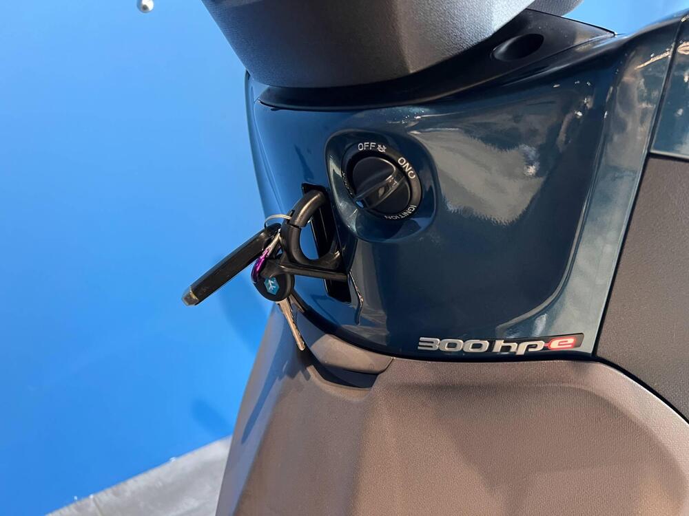 Piaggio Beverly 300 Hpe (2021) (8)