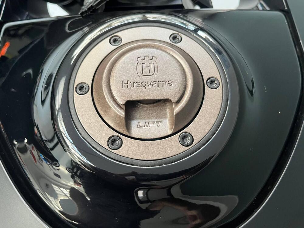 Husqvarna Svartpilen 801 (2024 - 26) (4)