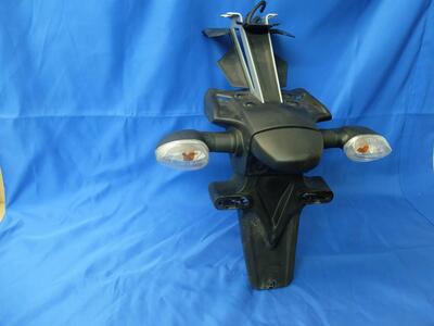 Condividi PORTATARGA CON FRECCE + LUCE TARGA ORIGI Yamaha