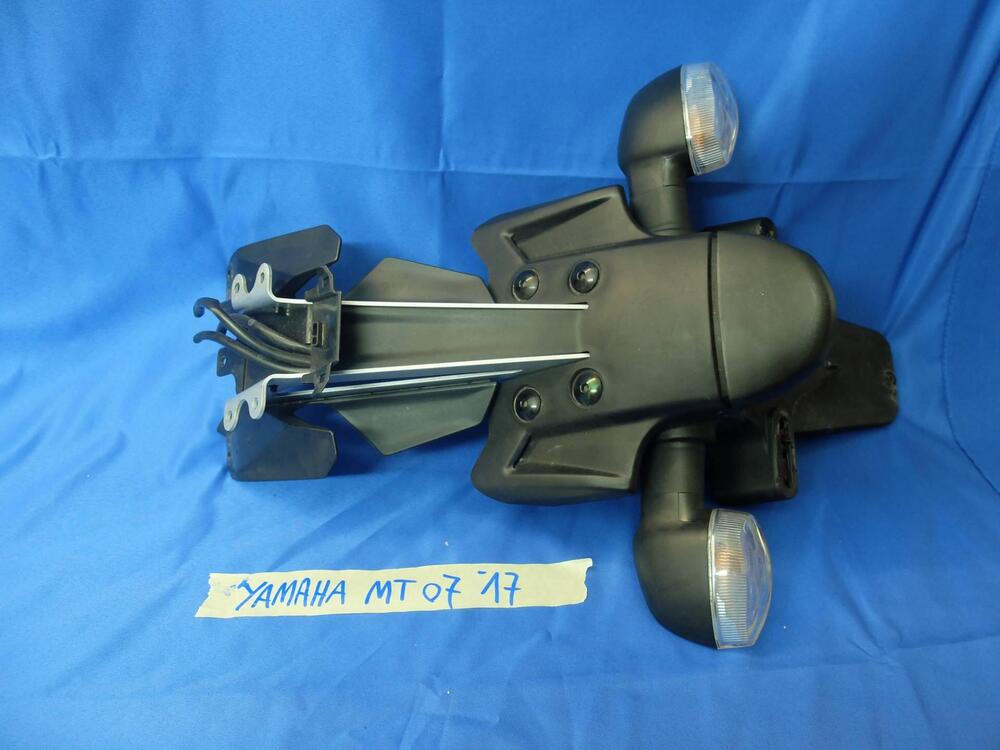 Condividi PORTATARGA CON FRECCE + LUCE TARGA ORIGI Yamaha (4)