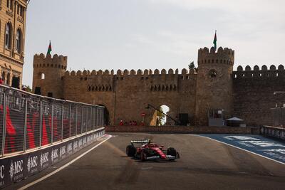 F1. GP Baku: Ferrari domina la FP2 con Hamilton e Leclerc, McLaren paga errori e assetto con Norris nel muro