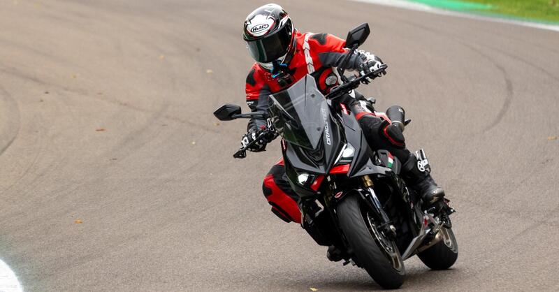 Italjet Dragster 700 Twin, moto o scooter? Lo abbiamo provato in pista a Imola, da gusto! [GALLERY e VIDEO]