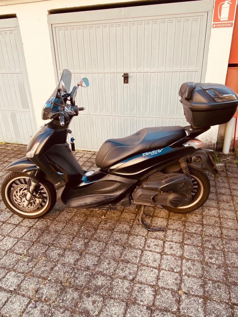 Piaggio Beverly 300 i.e. Police ABS-ASR (2017 - 20) (2)