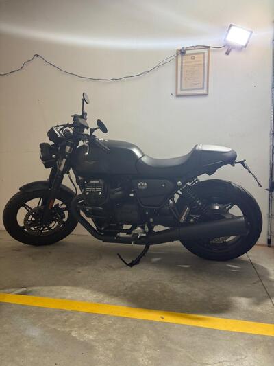 Moto Guzzi V7 Stone (2021 - 24) usata