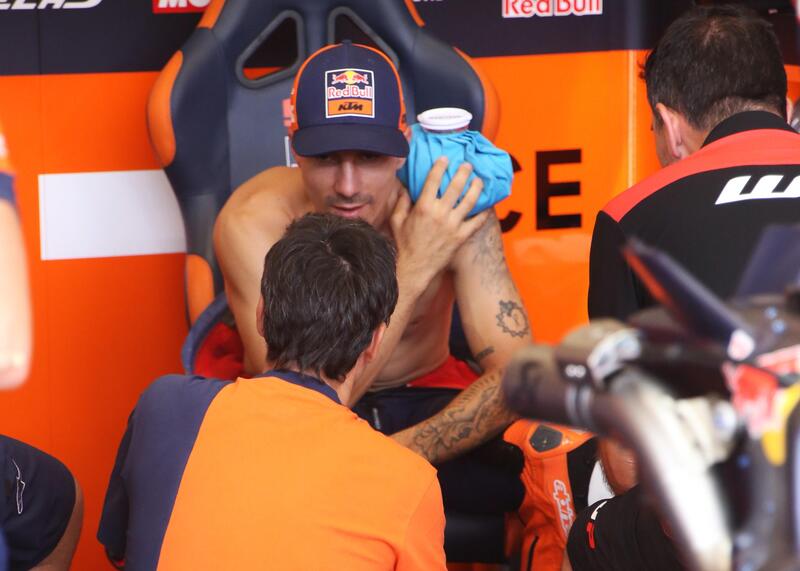 Vinales mette ghiaccio sulla spalla sinistra, mentre parla con Pedrosa (GP Austria 2025)