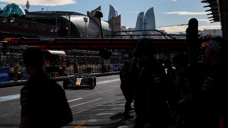F1. Max Verstappen vince il GP d&#039;Azerbaijan 2025! Russell 2&deg; con Sainz sul podio di Baku, disastro per Ferrari e Piastri DNF