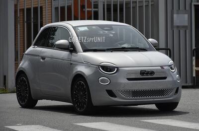 Nuova Fiat 500 Hybrid: avvistata la versione &quot;base&quot; sulle strade torinesi [Foto Spia]