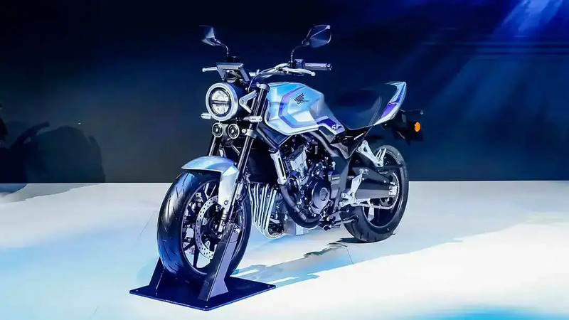 Honda CB 500 Super Four: quattro cilindri da 80 CV, frizione automatica ed estetica retro futurista
