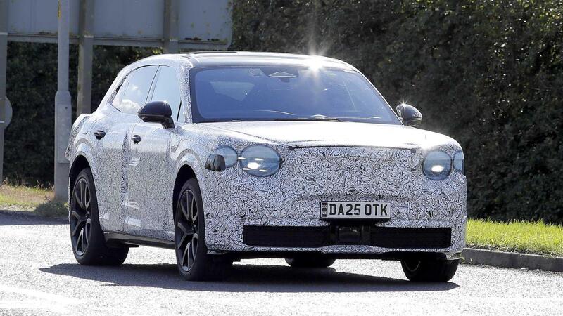 Bentley punta agli &quot;Urban&quot; SUV: avvistato il prototipo su strada [Foto Spia]