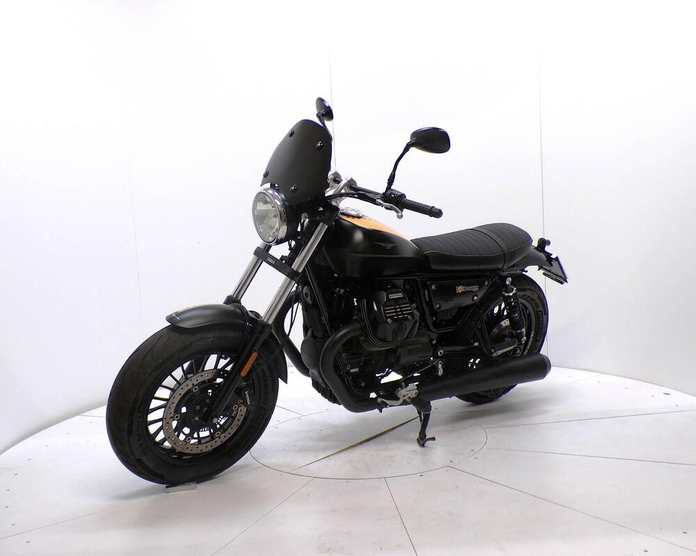 Moto Guzzi V9 Bobber (2016 - 18) (3)