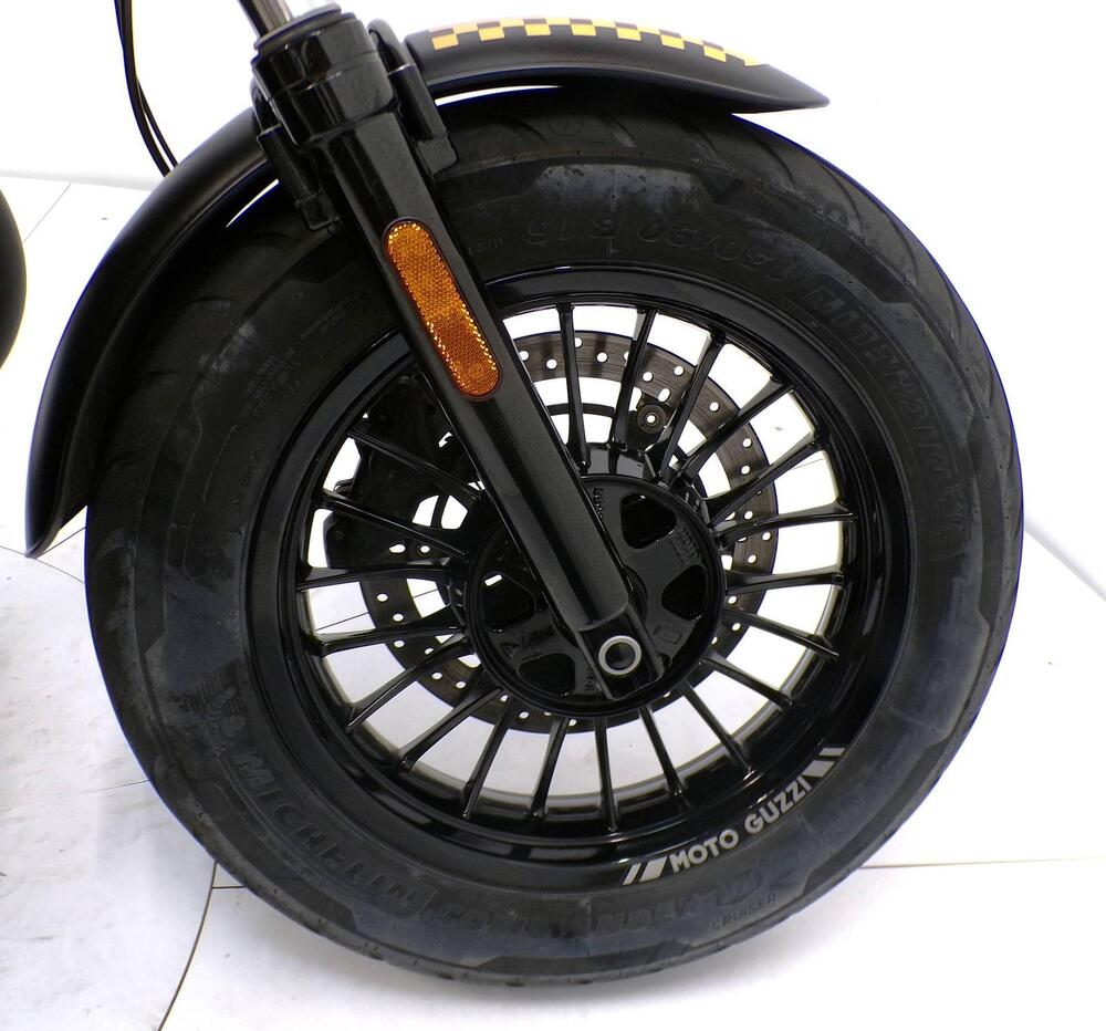 Moto Guzzi V9 Bobber (2016 - 18) (7)