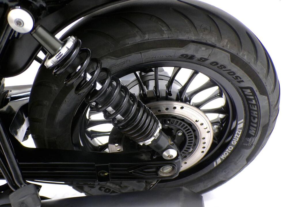 Moto Guzzi V9 Bobber (2016 - 18) (8)