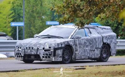 Ferrari Elettrica avvistata a Maranello: il primo prototipo &egrave; pesantemente camuffato [Foto Spia]