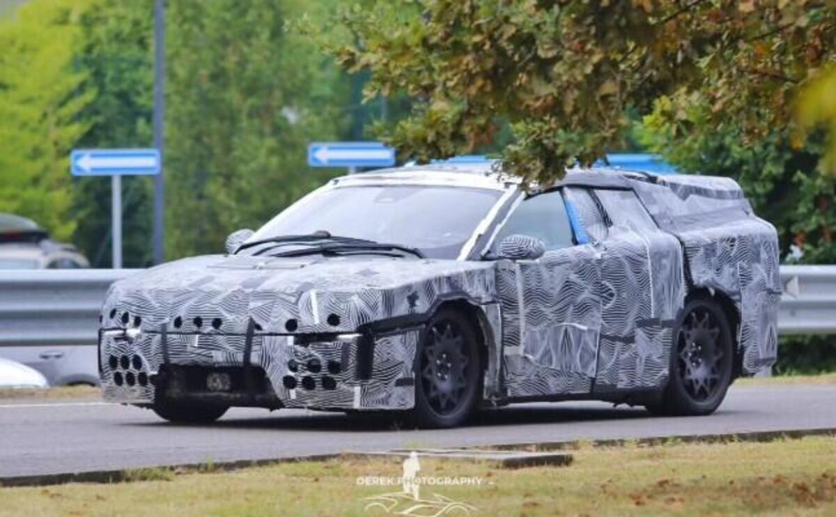 Ferrari Elettrica avvistata a Maranello: il primo prototipo è pesantemente camuffato [Foto Spia]