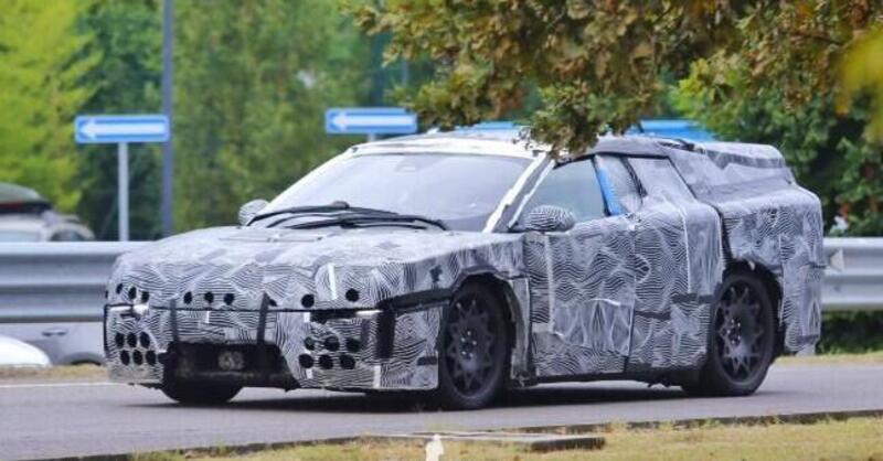 Ferrari Elettrica avvistata a Maranello: il primo prototipo &egrave; pesantemente camuffato [Foto Spia]