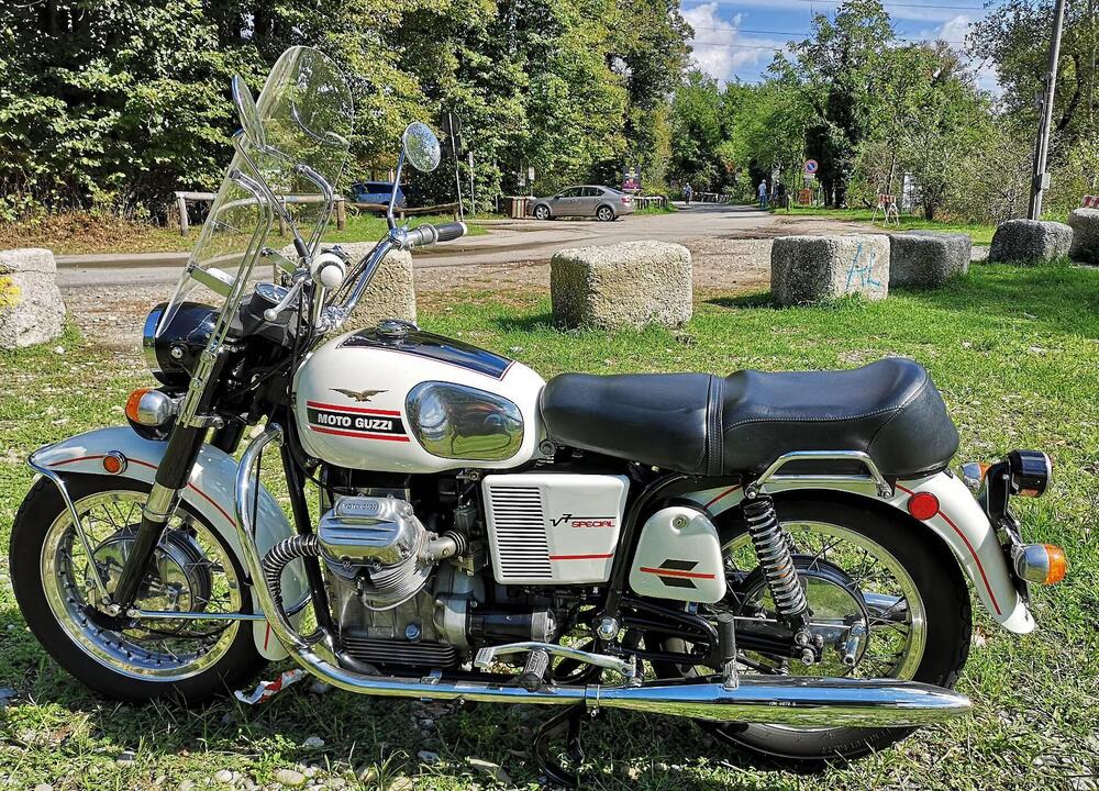 Moto Guzzi V7 Special (2025 - 26) (2)