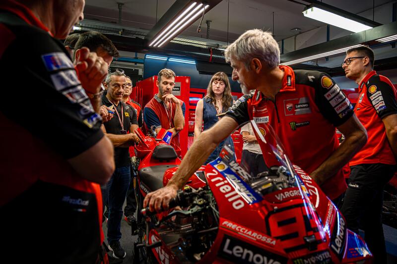 Dentro il box Ducati Lenovo MotoGP: &quot;Il genio dell&#039;uomo &egrave; al di sopra dei regolamenti&quot;